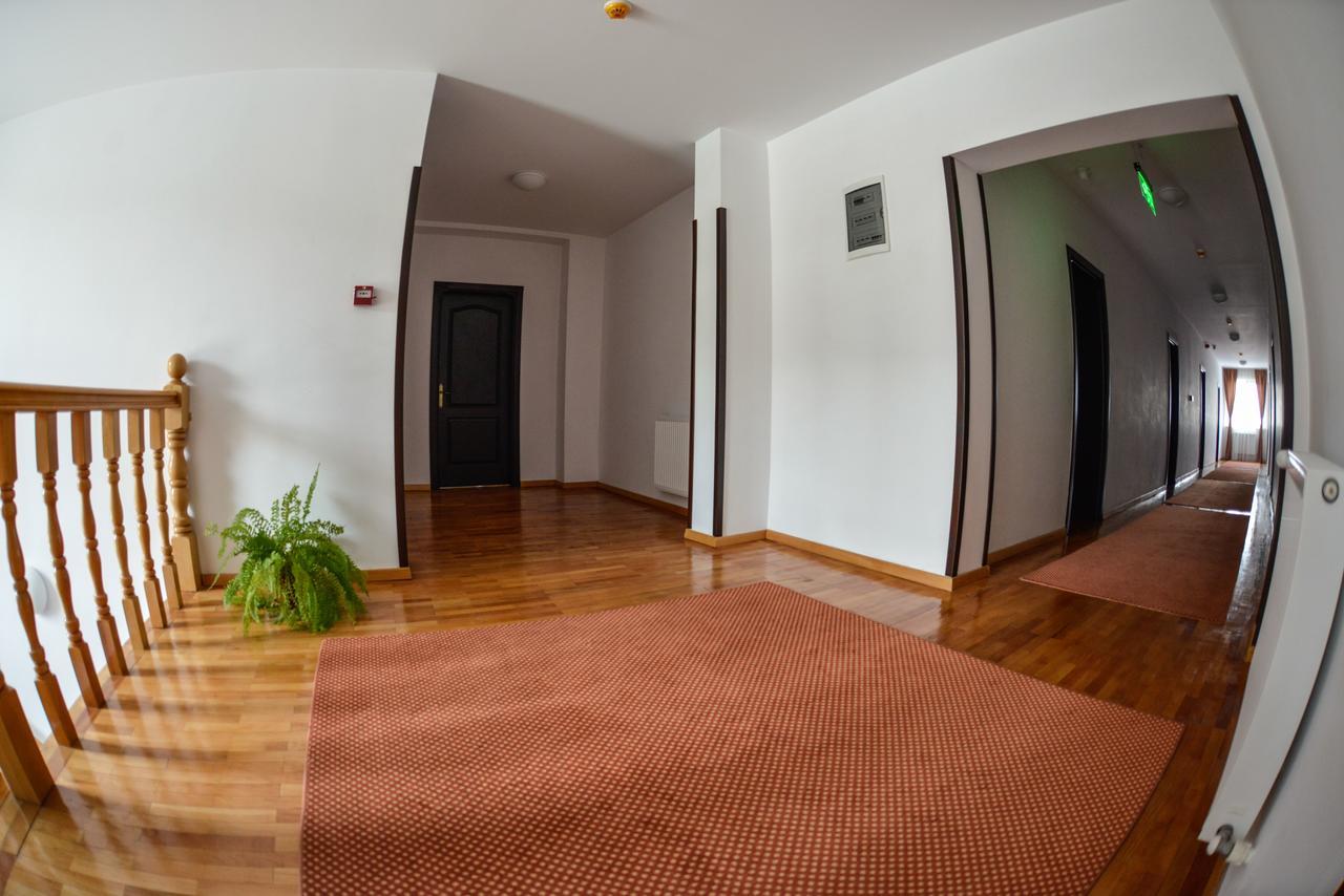 Hotel Posada Рымнику-Вылча Экстерьер фото