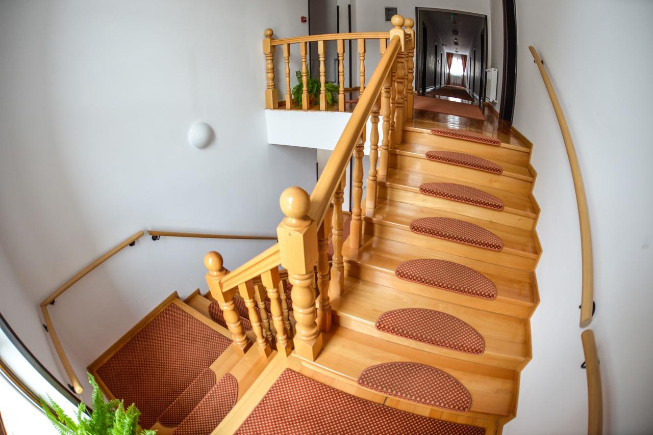 Hotel Posada Рымнику-Вылча Экстерьер фото