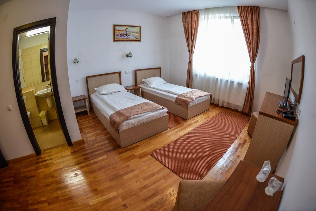 Hotel Posada Рымнику-Вылча Экстерьер фото