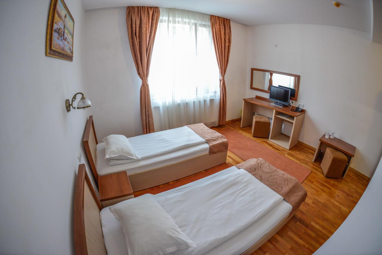 Hotel Posada Рымнику-Вылча Экстерьер фото