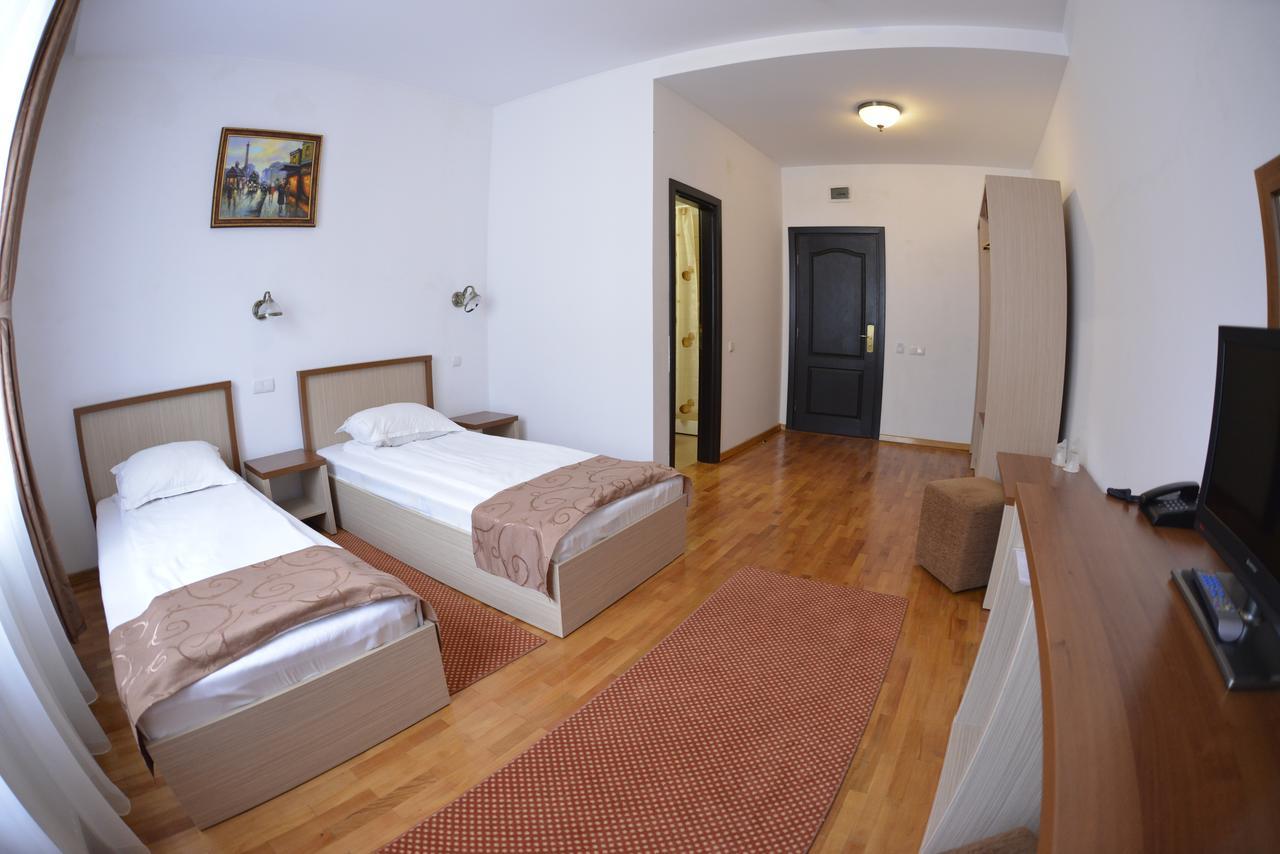 Hotel Posada Рымнику-Вылча Экстерьер фото
